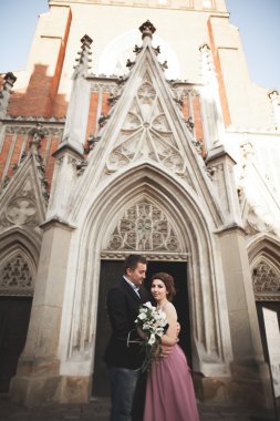 Muhteşem Düğün çifti, damat ve gelin pembe elbise Krakow eski şehirde yürüyüş ile