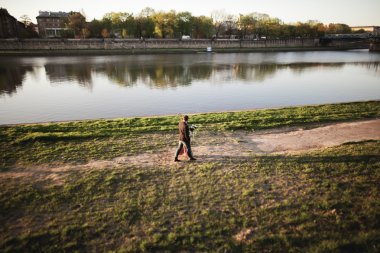 Güzel benzersiz Çift düğün günün Krakow Visla nehir kenarında yürüyor
