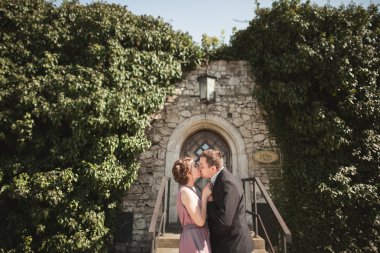 Sarılma ve öpüşme arka plan güzel bitkiler üzerinde lüks Düğün çifti mağara antik kale