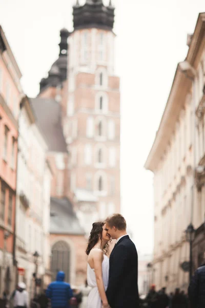 Casal lindo casamento, noiva, noivo beijando e abraçando de pé na multidão — Fotografia de Stock