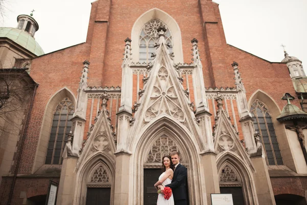 Çift düğün, gelin ve damat bir church Krakow civarındaki oteller — Stok fotoğraf