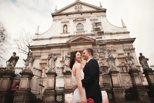 Bruiloft paar, bruid en bruidegom in de buurt van een kerk in Krakau — Stockfoto