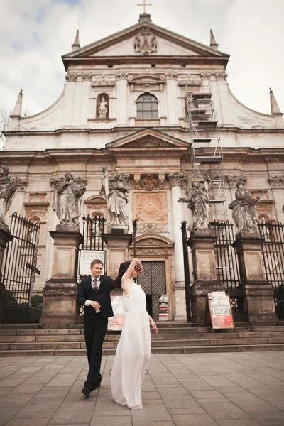 Matrimonio, sposa e sposo vicino a una chiesa di Cracovia — Foto Stock