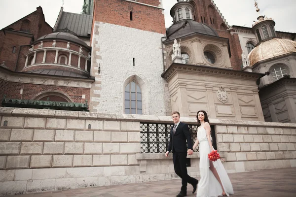 新婚夫妇，新娘和新郎在克拉科夫教堂附近步行 — 图库照片