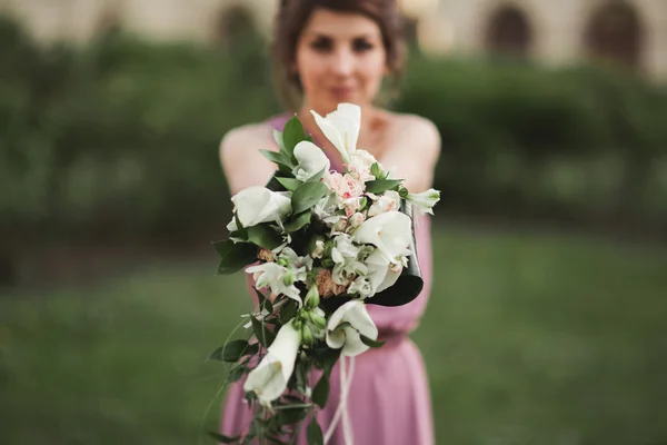 Красивая женщина, невеста в розовом платье с большим букетом — стоковое фото