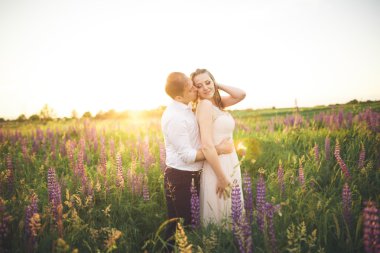 Onu günbatımı ışınları öptü süre gelin damat boyun tutar