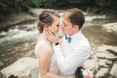 Gelin gülümsüyor damat yüzünü ince dokunur süre kapalı gözler ile