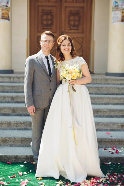 Bride and groom on the background of beautiful church.  old building. Arch. Wedding — Stock Photo, Image