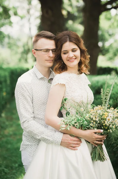 Perfekt bröllop par håller lyx bukett blommor — Stockfoto