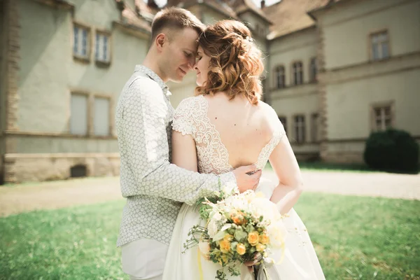 Incredibile felice gentile elegante bella coppia romantica caucasica sullo sfondo antico castello barocco — Foto Stock