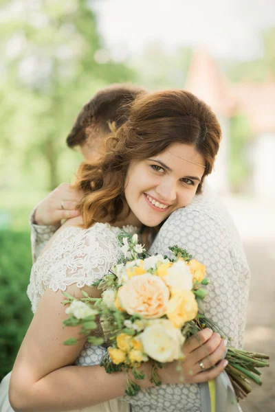 Couple de mariage parfait tenant bouquet de fleurs de luxe — Photo