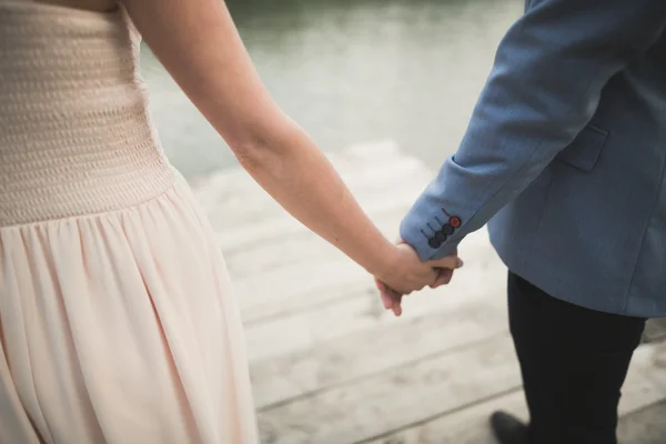 Hochzeitspaar, Braut, Bräutigam spazieren und posieren auf Seebrücke — Stockfoto