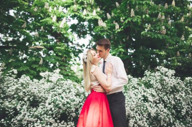 Şık güzel mutlu düğün çift öpüşme ve Botanik Bahçesi içinde kucaklayan