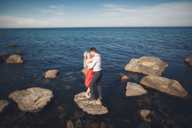 Sevimli gelin, manzara, dağlar ve denizin muhteşem Düğün çifti üzerinde zarif damat