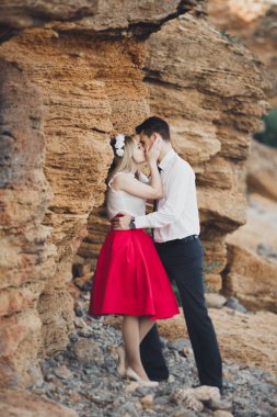 Romantik sevgi dolu çift kayalar ve taşlar Sahilde yürüyüş