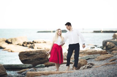 Sevimli gelin, manzara, dağlar ve denizin muhteşem Düğün çifti üzerinde zarif damat