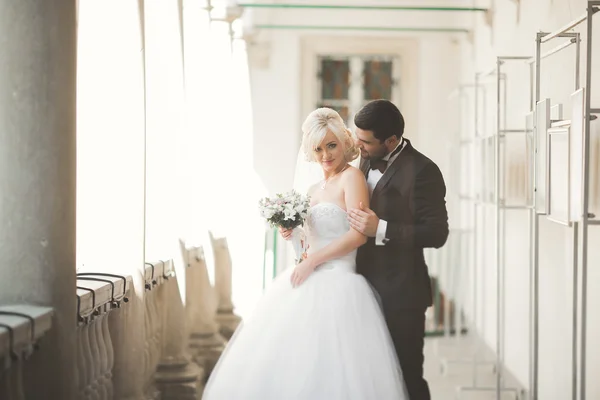 Casamento de luxo casal, noiva e noivo posando na cidade velha — Fotografia de Stock