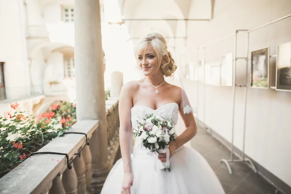 Beautiful luxury bride on the balcony with perfect landscape — Stock Photo, Image