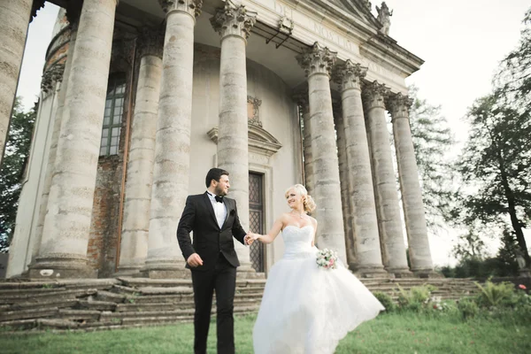 Pareja casada sensual, San Valentín abrazándose frente al viejo castillo eslavo —  Fotos de Stock