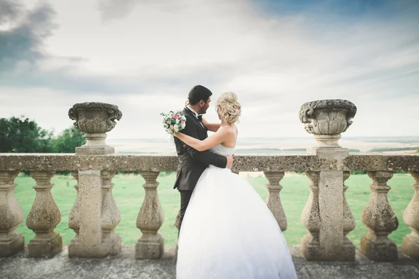 Pareja casada sensual, San Valentín abrazándose frente al viejo castillo eslavo —  Fotos de Stock