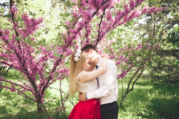 Κομψό και όμορφο ευτυχισμένος γάμος ζευγάρι φιλί και αγκαλιάζει σε βοτανικό κήπο — Φωτογραφία Αρχείου