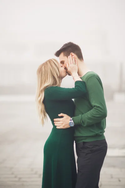 Couple heureux sur la jetée, jeune famille amoureuse passer des vacances de lune de miel îles de luxe — Photo