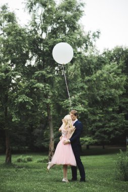 Sevgi dolu birkaç arka plan üzerinde batan güneşin. Yeni evli. Gün batımında yürümek