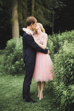 Genç çift eğleniyor ve güzel doğanın tadını çıkarıyor.