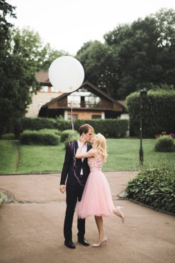 Sevgi dolu birkaç arka plan üzerinde batan güneşin. Yeni evli. Gün batımında yürümek