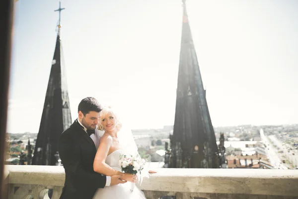 Wunderschönes Hochzeitspaar zu Fuß in der Altstadt von Lviv — Stockfoto