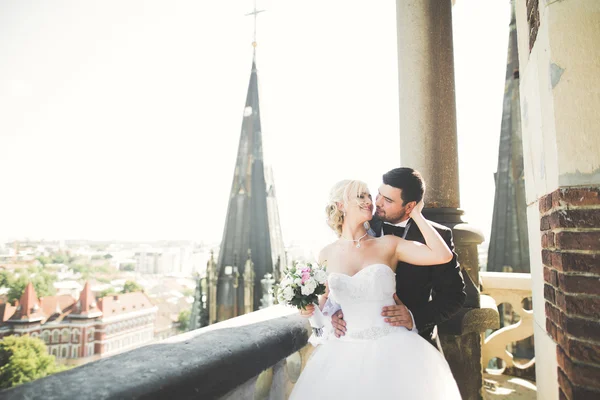 Casal bonito elegante beijando e abraçando no fundo vista panorâmica da cidade velha — Fotografia de Stock