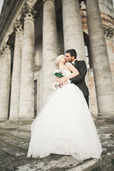 Beau couple de mariage romantique de jeunes mariés étreignant près du vieux château — Photo