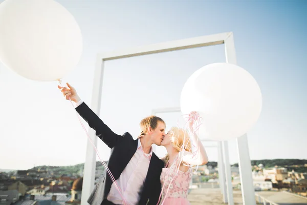 Amoureux homme et femme s'embrassant à l'extérieur — Photo