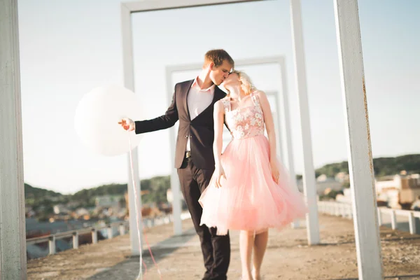 Lovers man and woman embracing each other outdoors — Stock Photo, Image