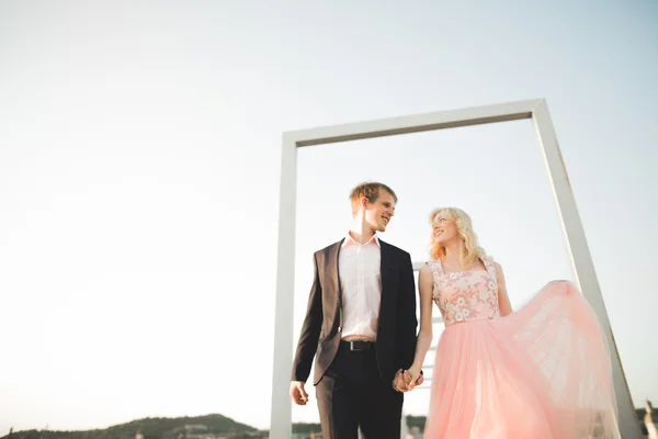 Gli amanti uomo e donna che si abbracciano all'aperto — Foto Stock