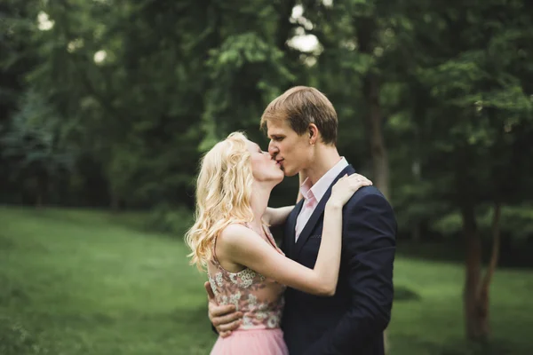 Joven pareja enamorada divirtiéndose y disfrutando de la hermosa naturaleza — Foto de Stock