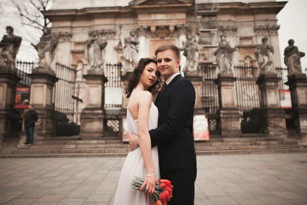 Çift düğün, gelin ve damat bir church Krakow civarındaki oteller — Stok fotoğraf