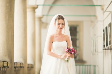 Güzel gelin düğün buket eski şehirde poz ile