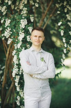 Adam, damat düğün gününde parkta poz