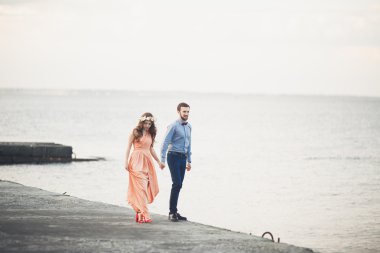 Denizin üzerinde bir iskele üzerinde duran evli evlilik çift