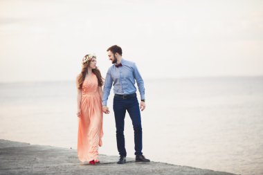 Denizin üzerinde bir iskele üzerinde duran evli evlilik çift