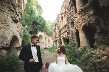 Şehvetli evli çift, eski Slav kalesinin önünde sevgililer günü kucaklaşması.