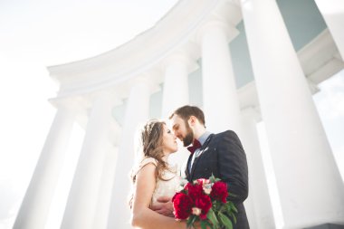 Lüks evli çift, gelin ve damat eski şehirde poz veriyor.