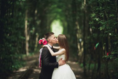 Genç düğün çift, gelin ve damat bir demiryolundan poz