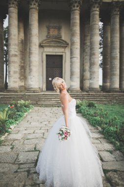 Güzel şık sarışın gelin eski kale poz