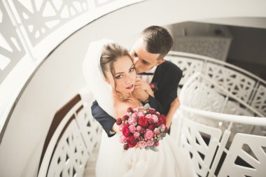 Lüks evli çift, gelin ve damat eski şehirde poz veriyor.