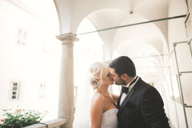 Güzel, mutlu bir düğün çifti, güzel şehirde uzun beyaz elbiseli bir gelin.