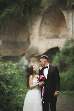 İnanılmaz mutlu nazik stil güzel romantik beyaz çift arka planda antik barok kalesinde