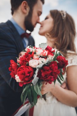 Gün batımında sahilde yürüyüş sadece evli evlilik çift.