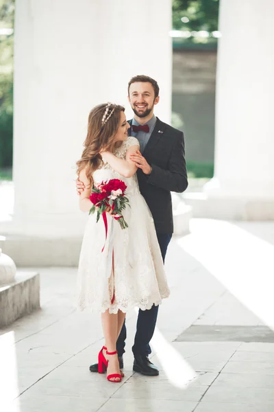 Casamento de luxo casal, noiva e noivo posando na cidade velha — Fotografia de Stock